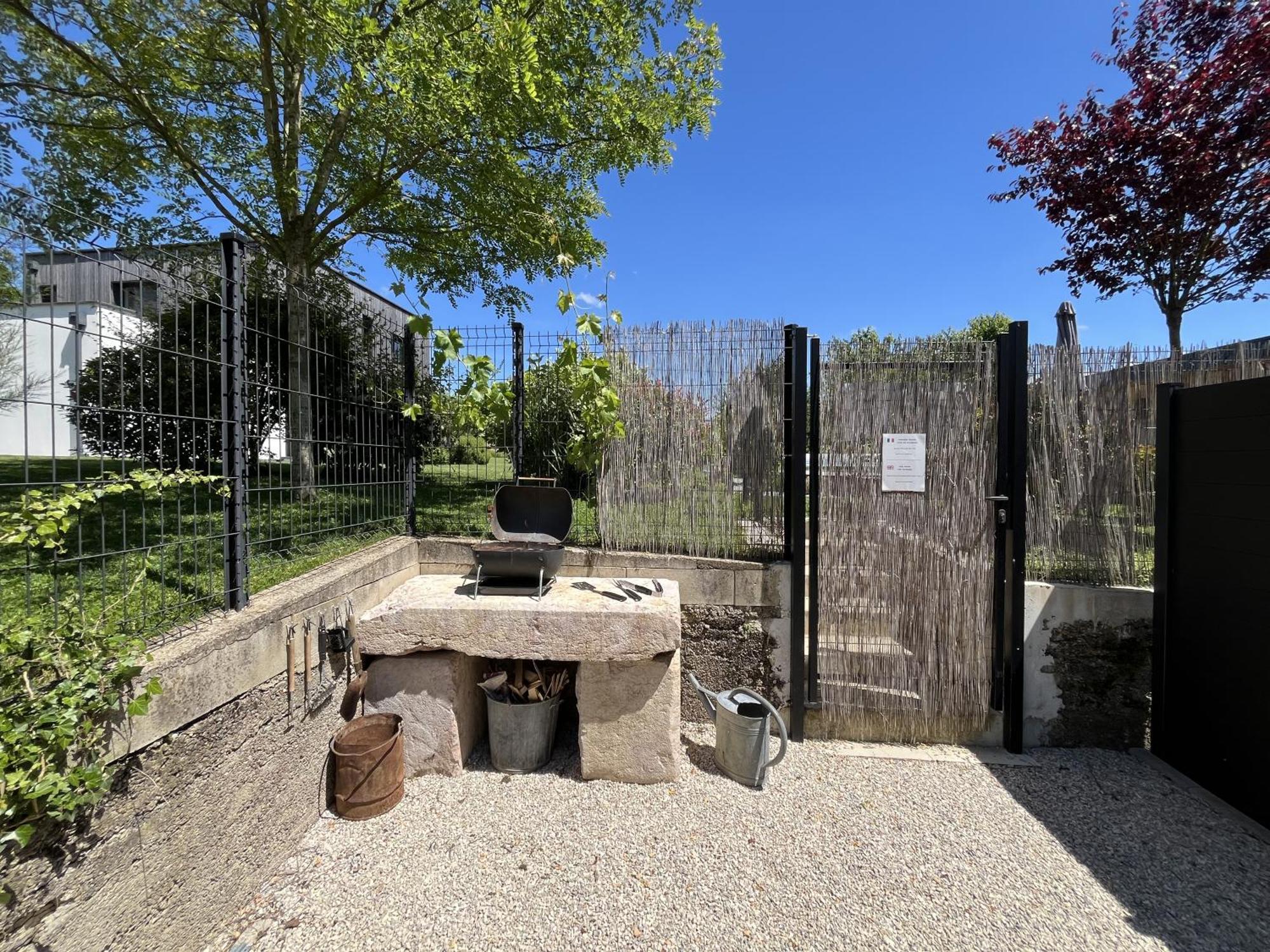 Appart-Hotel N 4 Calme Avec Terrasse, Wi-Fi Haut Debit, Petit-Dejeuner, Room-Service Et Parking Prive Chouzelot Екстериор снимка